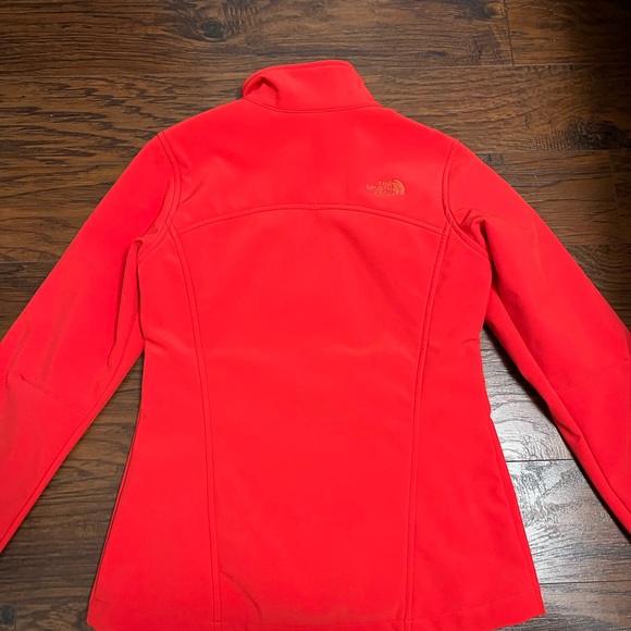 SOLD Like new Northface Women’s jacket - Picture 2 of 6